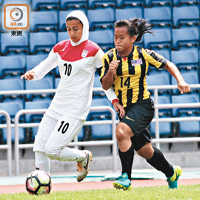馬來西亞女子隊（右）與伊朗踢和1比1。