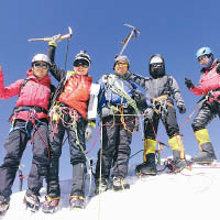 吳俊霆（左二）是第7位成功攀登珠峰的香港人。