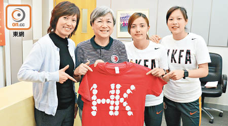 香港足總女足經理黃若玲（左一）與女足代表郭靖雯（右二）、鍾貝琪（右一）向香港女足代表隊名譽團長李麥潔娉頒贈紀念品。
