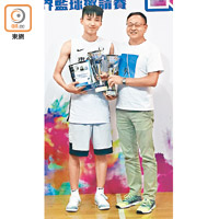 香港籃球總會永遠名譽會長兼常務副會長陳少煌（右）頒獎予林民淇。