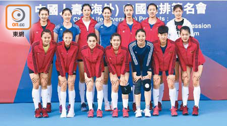 中國女排成員在簽名會上合照。