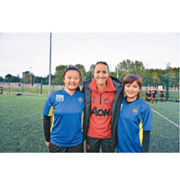 郭嘉儀和胡樂琪與曼聯女子足球隊教練Casey Stoney（中）合照。