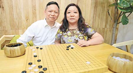楊士海（左）與太太簡瑩推廣圍棋不遺餘力。（余樂詩攝）