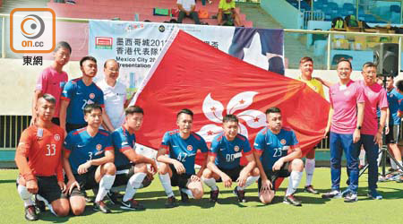 香港代表隊與一眾嘉賓在授旗禮中合照。（何彥霆攝）