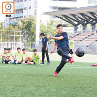 曾是足球校隊成員的黃浩文球技依然了得。
