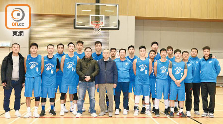 籃總主席陳瑞添與標準福建職球員合照。