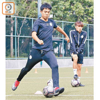 呂志興教導年輕球員充滿耐心。