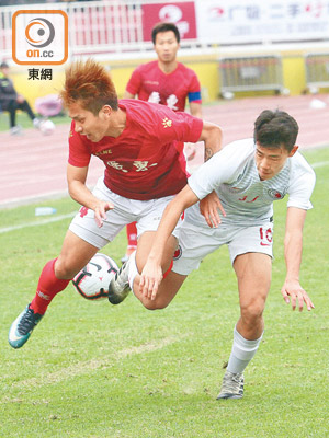 廣東2:1香港<br>港隊孫銘謙（右）不惜氣力，同廣東球員埋身肉搏。