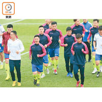 廣東隊球員操練時笑晒口，氣氛輕鬆。