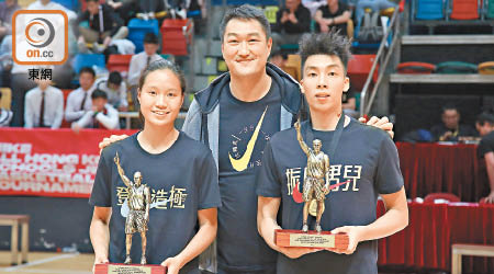協恩陳欣汶（左）及張振興葉俊鋒膺得MVP，與張振興舊生譚偉洋合照。