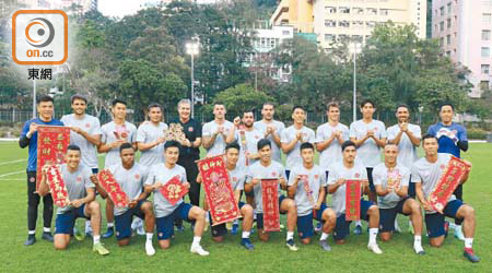 香港賀歲盃選手隊同球迷拜早年。