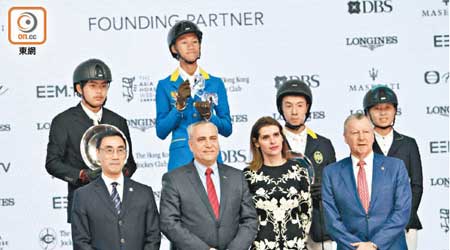 印尼的Muhammad Akbar Kurniawan（後排左二）、中華台北林子嚴（後排左一）和代表香港的馬會青少年馬術隊員鍾子翔（後排右二）分別獲得香港賽馬會亞洲青少年挑戰賽三甲位置。