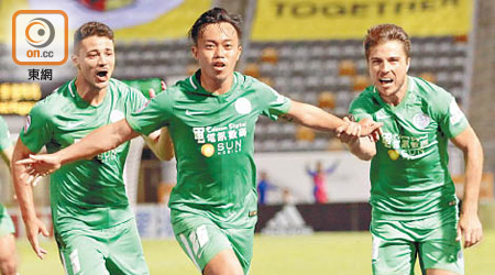香港飛馬1:2和富大埔<br>李家豪（中）射入罰球，助和富大埔升上榜首。