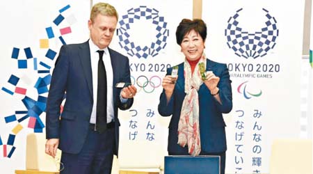 東京都知事小池百合子（右）有份宣傳「大家的獎牌項目」計畫。