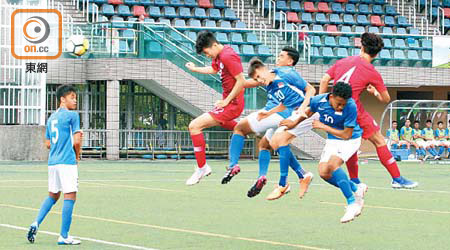 香港U18（紅衫）昨日擊敗新加坡，打開勝利之門。（黃雋謙攝）