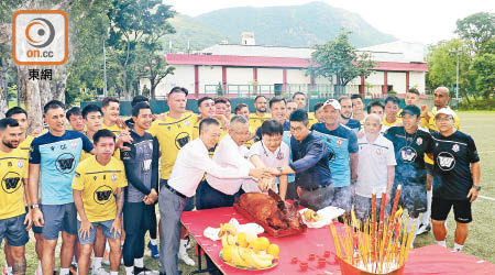 冠忠南區職球員切燒豬預祝新季成功。