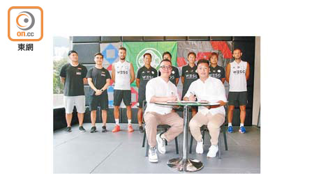 潘文迪（前右）與VO2健身及武術中心簽訂合作協議。