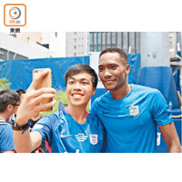 霍斌仁（右）頗受傑志球迷歡迎。