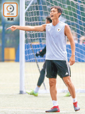 雖已「升呢」助教，但陳偉豪練波時仍穿球員專用球衣。