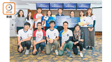 體育專員楊德強、香港賽馬會公司策劃、品牌及會員事務執行總監梁桂芳，與歷屆學員合照。