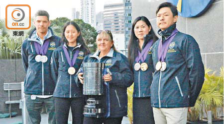香港馬術代表隊成員分享領獎心情。