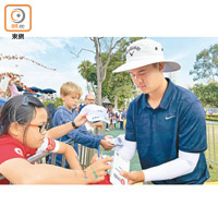 本地球手楊曉威大受球迷歡迎。
