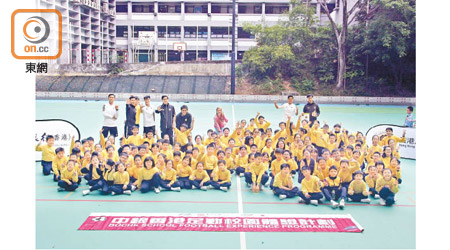 香港飛馬5子與李賜豪小學同學們大合照。