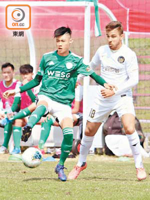 葉卓文（左）港超亮相即與上屆香港足球先生伊高拗手瓜。
