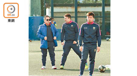 晉峰總教練何信賢（左）早已為升班做足準備。