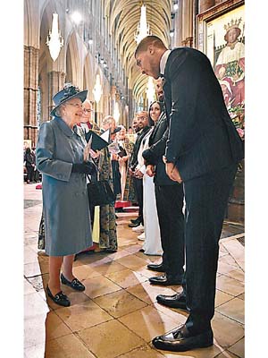 約書亞（右）日前同英女王及查理斯見面。