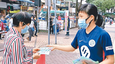 葉婉汶（右）向街坊派發口罩暫存套。（大埔女子足球隊圖片）