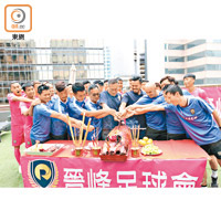 大展拳腳：晉峰昨午於球會會所舉行拜神儀式，一眾管理層及球員祈求新季順順利利。