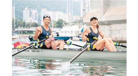 趙顯臻（左）夥拍女將白麗琪於「混合組雙人雙槳艇」項目奪冠。