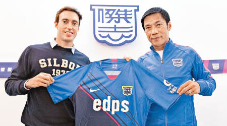 巴爾拿（左）於傑志總監兼總教練朱志光手上接過球衣。（傑志提供）