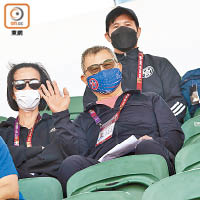 東方體育會副主席游永強戴上「東方龍獅×我撐本地波」口罩到場觀戰。