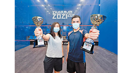 陳善鈺（左）及葉梓豐齊齊舉起獎盃。（香港壁球總會相片）