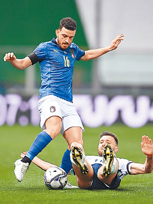 意大利（左）於歐國盃揭幕戰登場，香港球迷等睇好波。