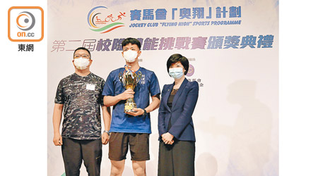 紡織學會美國商會胡漢輝中學贏得全場總冠軍。