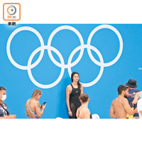 眾泳手紛紛在五環標誌前「打卡」。